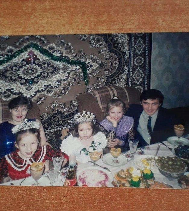 У блогерши есть родные сестры и брат. Сайхо&nbsp;— в центре | Источник: Шкаф Сайхо / T.me