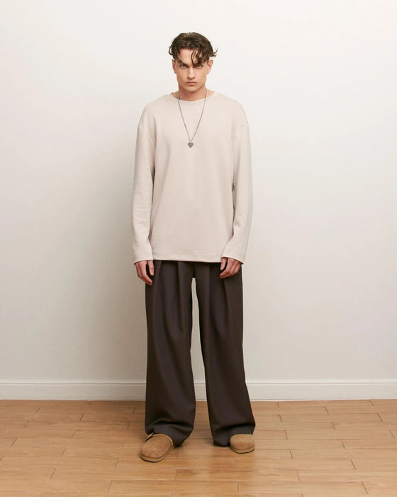 Максим позирует на фотосессии | Источник: фотосессия для бренда CHUMBLEY