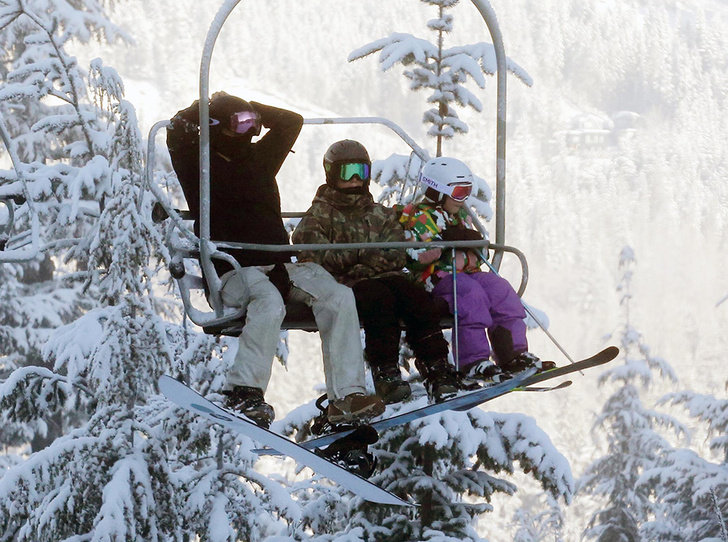 Фото №1 - Виктория и Дэвид Бекхэм с детьми отдыхают на горнолыжном курорте