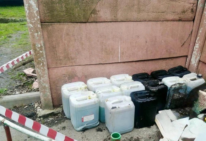 Почти полтонны брошенных химикатов нашли во дворах на Дыбенко. Из канистр текла кислота | Источник: «Экострой»