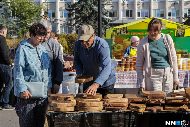 Даже в разгар рабочего дня на ярмарке хватает покупателей | Источник: Наталья Бурухина / NN.RU