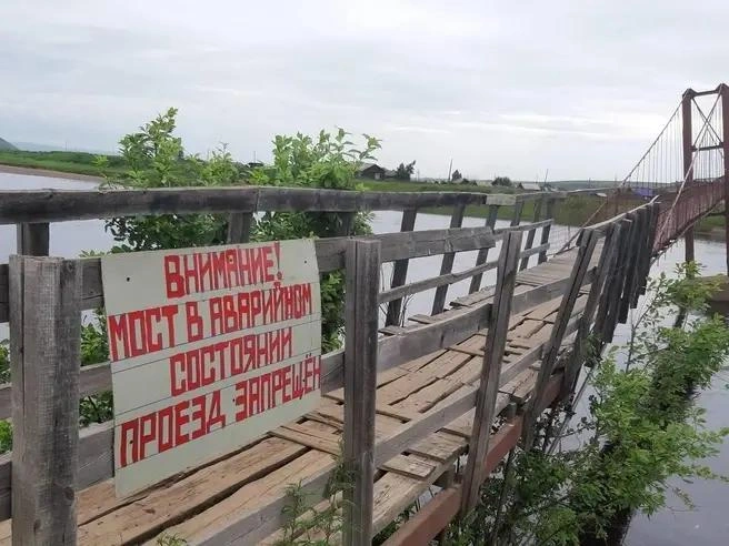 После наводнения в 2018-м мост хоть и покосился, но пешеходов пропускал | Источник: Юлия Федорова