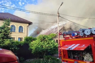 Пожар на 300 кв.м в Оренбурге: 30 спасателей тушили дом