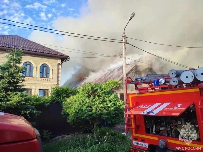 В Оренбурге произошел пожар на улице Обороны | Источник: ГУ МЧС России по Оренбургской области