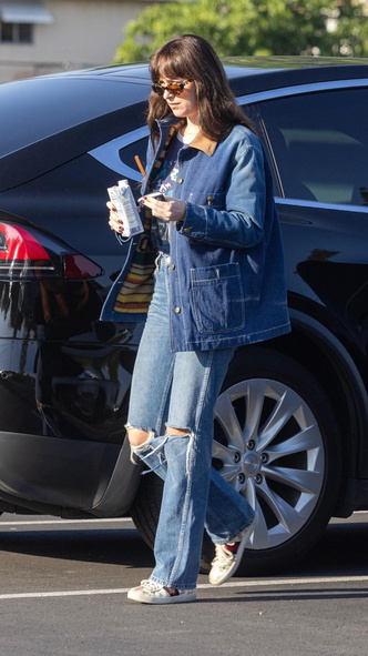 Дакота Джонсон выглядит стильно в джинсовом тотал-луке — это самый модный прием сезона