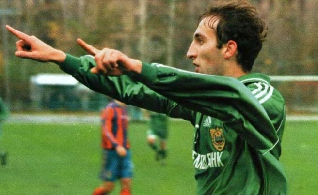 Молодой Адиев&nbsp;— на поле в качестве игрока | Источник: ФК «Анжи»