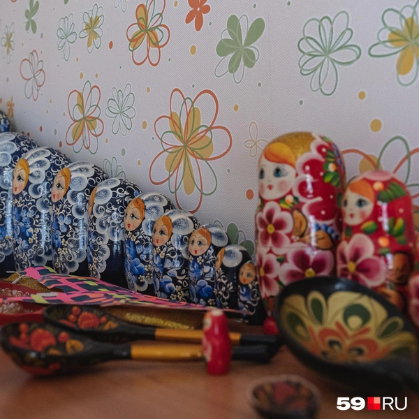 Одна из полочек с сувенирами | Источник: Тимофей Калмаков / 59.RU