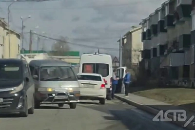 Скорая помощь и минивэн попали в ДТП в Южно-Сахалинске