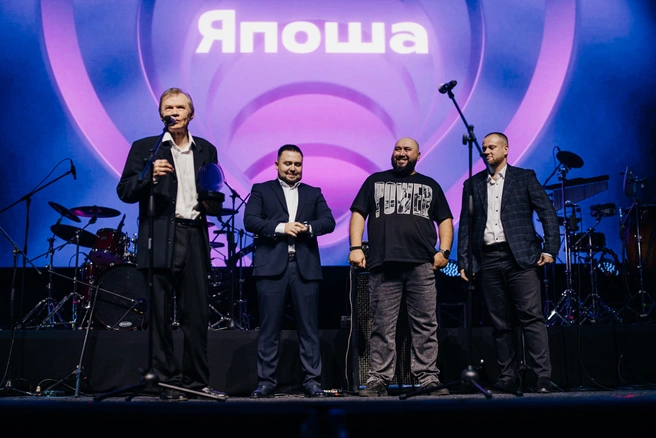 Статуэтку победителя им вручал читинец Тимур Маклаков и актер Александр Баширов | Источник: Ксения Зимина