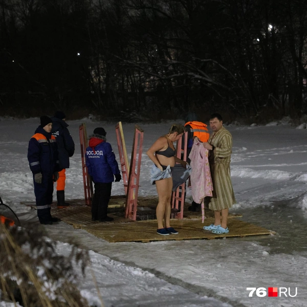Первые смельчаки окунулись в воду | Источник: Артем Бауман / 76.RU