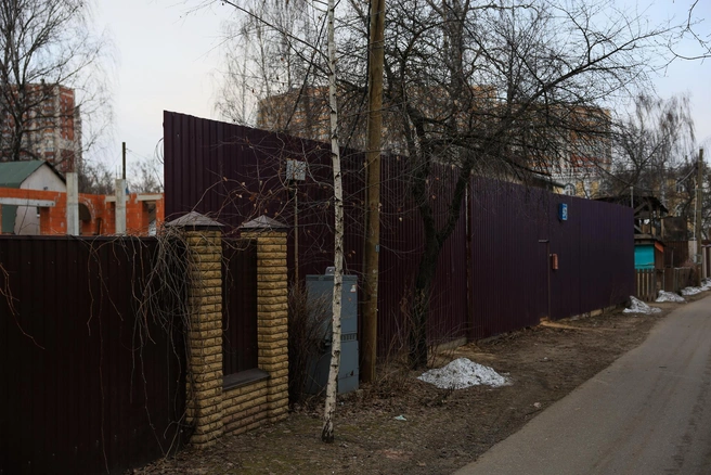 Устанавливать «глухие» заборы законодательно никто не запрещал | Источник: Артём Устюжанин / MSK1.RU