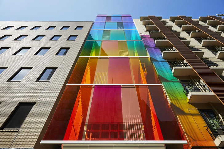 В Токио построили дом с фасадом-радугой