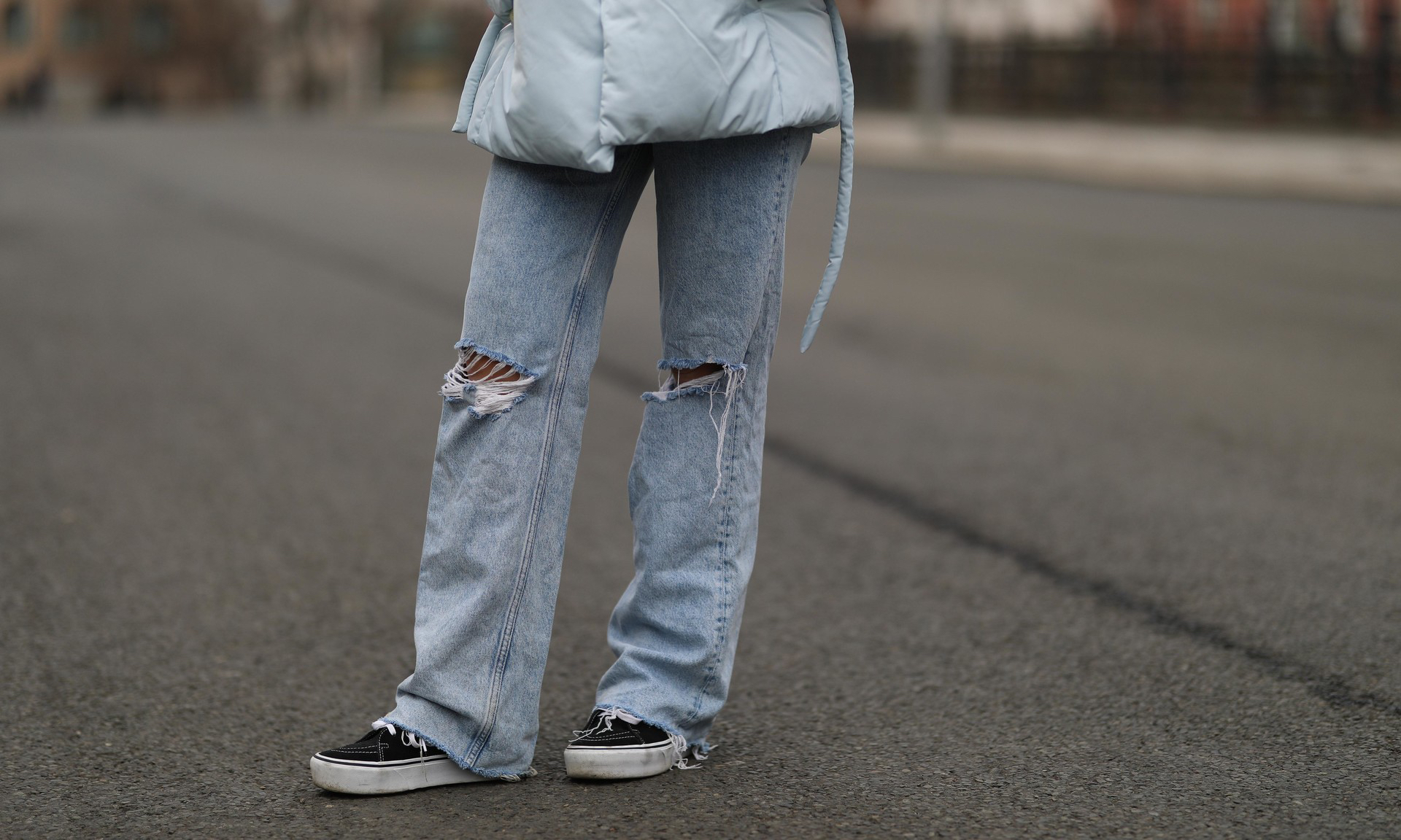С чем носить рваные джинсы весной