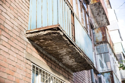 Орчанин выпал с балкона третьего этажа в состоянии опьянения