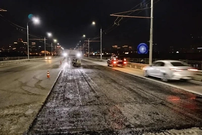На Октябрьском мосту заменят асфальт до конца сентября