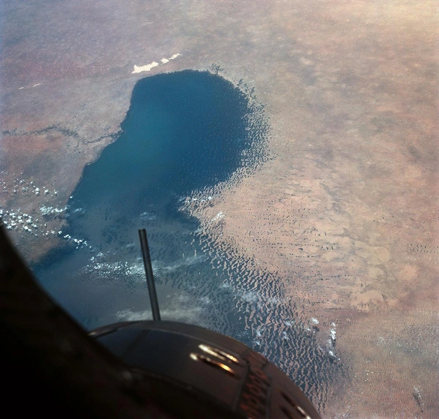 Фотография озера Чад, обращенная на север. Обратите внимание на затопленные поля дюн. Снимок сделан во время миссии Gemini IX на орбите № 44 06 июня 1966 года | Источник: NASA, Public domain, via Wikimedia Commons
