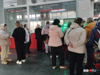 В пунктах обмена бывает очередь, но она быстро движется | Источник: Ольга Якунчева / 59.RU