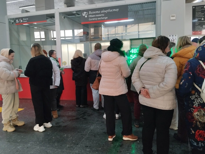 В пунктах обмена бывает очередь, но она быстро движется | Источник: Ольга Якунчева / 59.RU