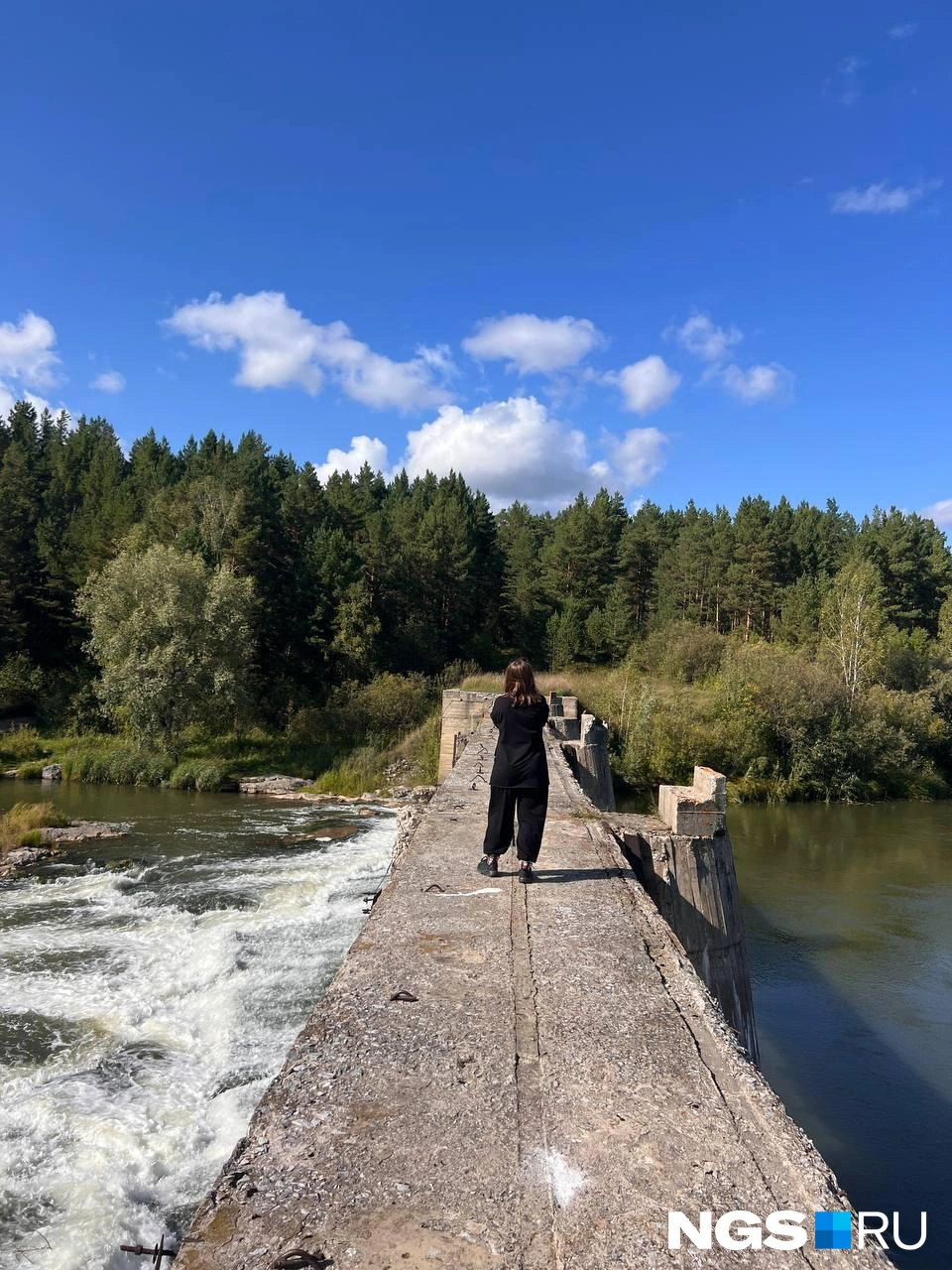 Технически добраться до дамбы можно было бы и по правому берегу Берди, но пешком и только если вы хорошо ориентируетесь в этой местности: дороги там не видно даже на спутниковой карте, не говоря уже об обычных | Источник: Анна Скок / NGS.ru