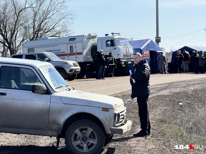 Штаб, в котором можно написать заявление, развернули у въезда в СНТ. Видимо, в городе такое количество людей блокировало бы движение | Источник: Сергей Петунин / 164.RU