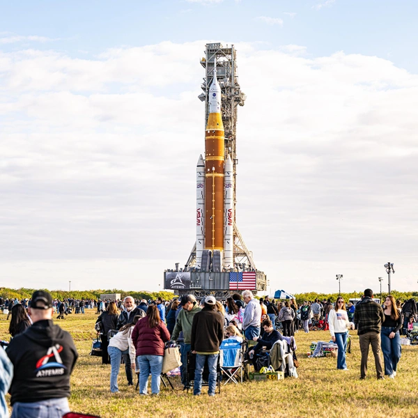 В США вывезли на стартовую площадку ракету SLS для первого полета людей к Луне с 1972 года