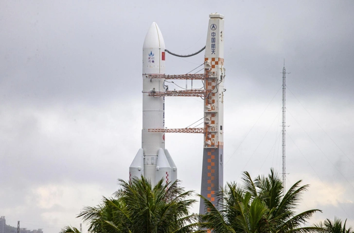 Ракета-носитель «Чанчжэн-5» на стартовой площадке | Источник: VCG via Legion Media