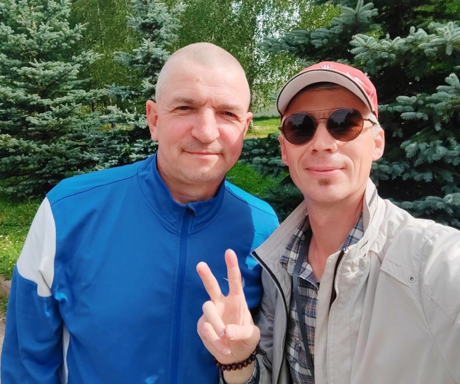 Алексей Белевский (справа) с экс-вратарем читинского «Локомотива» Павлом Дьяконовым | Источник: «Звезды забайкальского футбола» / Vk.ru