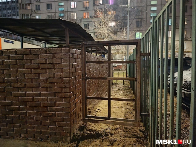 Наш корреспондент приехала на мусорку — та действительно оказалась опечатана. Правда, дверь достаточно легко открылась | Источник: Анастасия Харитонова / MSK1.RU