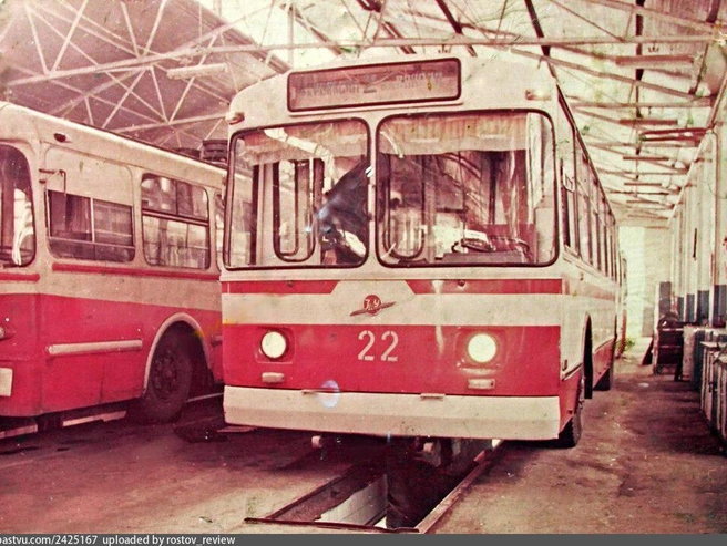 1974-1975 годы: вид на Пролетарское троллейбусное депо. | Источник: Фото из музея ГЭТ / pastvu.com