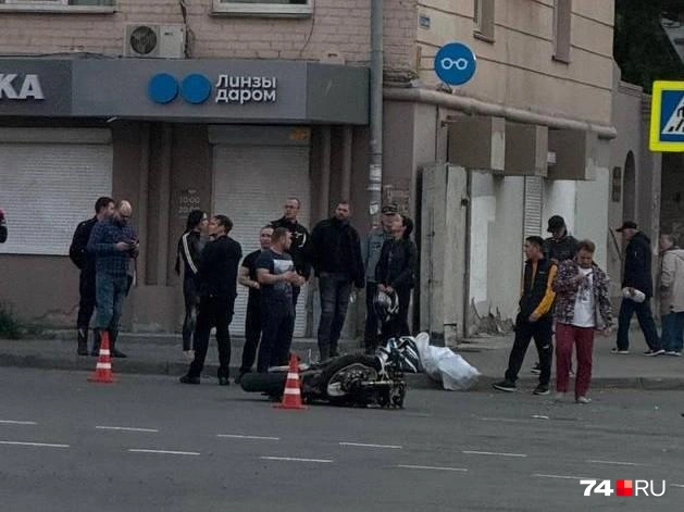 На место аварии приехала группа поддержка из байкеров | Источник: читатель 74.RU
