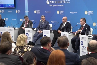 «Автократия у нас есть, но она не признана»: сценарии будущего России на ПМЭФ