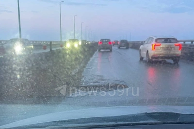 Оттаявшая яма на Красавинском мосту создала затор