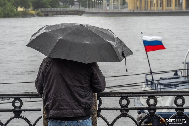Не забудьте захватить зонтик | Источник: Михаил Огнев / FONTANKA.RU