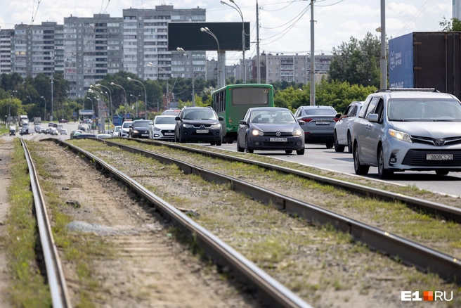 Строителям пришлось поэтапно перекрывать половины моста, что в два раза снизило пропускную способность участка | Источник: Владислав Лоншаков / E1.RU