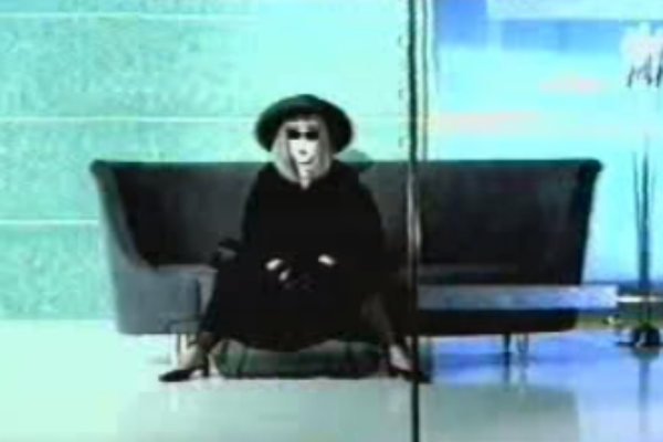 Видео на песню Аллы Пугачевой «Непогода»  вышел в 2000 году. В нем Примадонна сидит на том самом диване