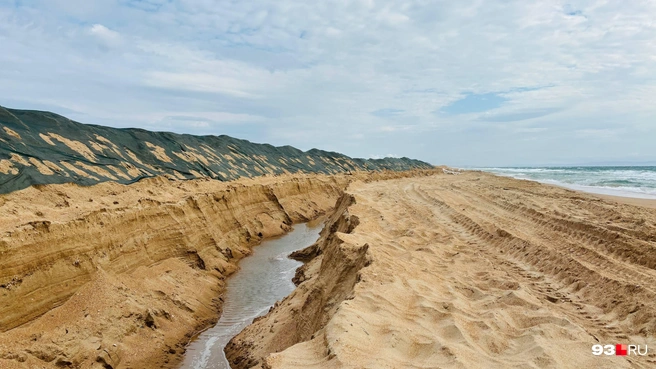 Ров и песчаный вал, который тянется вдоль берега | Источник: Никита Зырянов / 93.RU