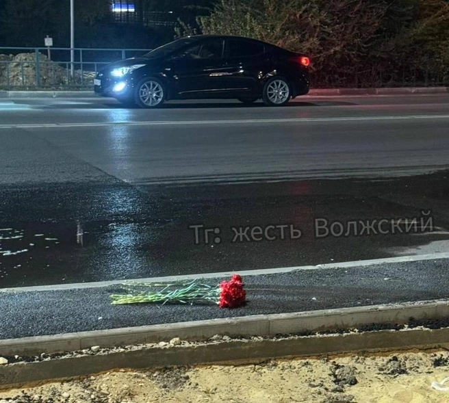 Цветы лежат на обочине у места, где произошла трагедия | Источник: «Жесть. Волжский» / Telegram