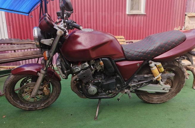 Один из популярных вариантов для первого мотоцикла на вторичном рынке Honda CB 400. В объявлении указана цена 150 тысяч, но «Нужно приложить руки». | Источник: drom.ru