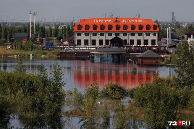 Горячий источник вода не затопит. Он на возвышенности  | Источник: Ирина Шарова / 72.RU 