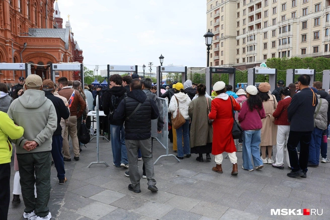 Силовики просят показать содержимое сумок и изымают «запрещенку» | Источник: Артем Устюжанин / MSK1.RU