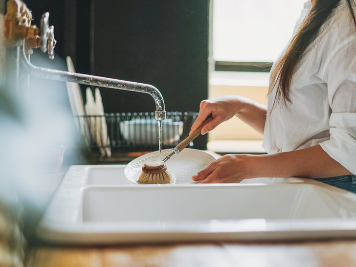 Забудьте о мучениях: 11 лайфхаков, чтобы мыть посуду реже и быстрее