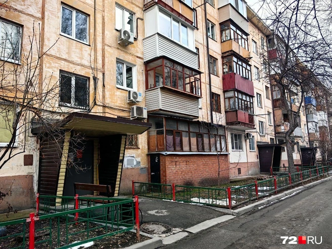 Не переживают жильцы первых этажей этого дома без балконов и лоджий. Просто они сами себе его сделали | Источник: Павел Красоткин / 72.RU