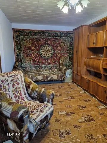 В квартире на стене висит ковер  | Источник: Avito.ru