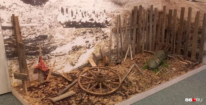 Инсталляция «Начало войны» встречает посетителей выставки в краеведческом музее Сургута | Источник: Анастасия Шевякова / 86.RU