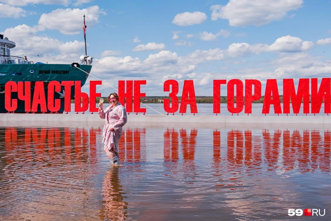 На улице солнце, а на фоне теплоход — словно отпуск, а не редакционное задание | Источник: Тимофей Калмаков / 59.RU