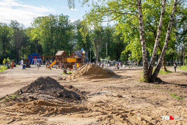 Возле детской площадки образовалась новая песочница | Источник: Кирилл Поверинов / 76.RU