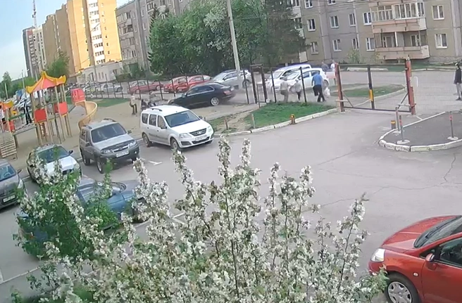 Пешеходы успели отбежать в стороны | Источник: читатель E1.RU