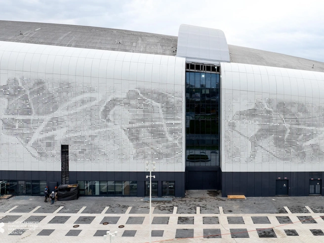 Фасад спортивного комплекса украшает изображение хоккеистов | Источник: Институт развития городской среды