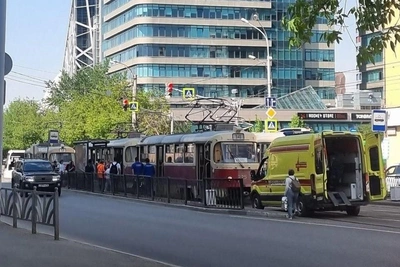 В центре Екатеринбурга женщина попала под трамвай