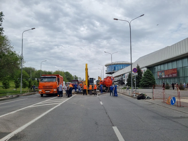 Спецтехника заняла всю проезжую часть Нулевой продольной | Источник: Константин Завриков/ V1.RU